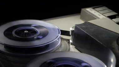 Eski makaradan teybe, manyetik bantla. Video kasetini geri sar. Klasik video ve müzik çalar, kapatın