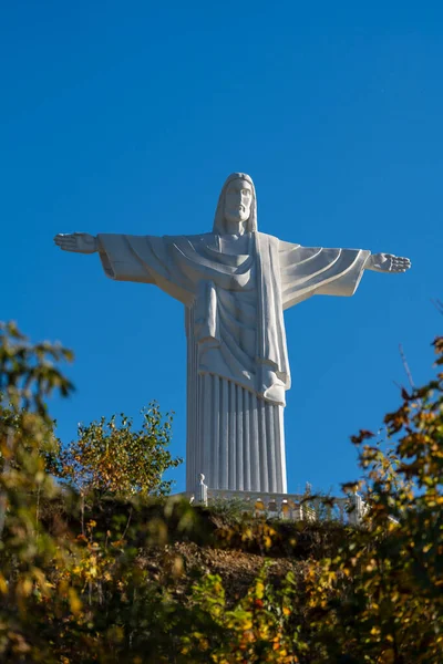 这个12米高的耶稣基督雕像是里约热内卢一座类似雕塑的复制品 乌克兰西部的特鲁斯卡威特市 基督耶稣的大雕像 伸出双臂在蓝天上 — 图库照片