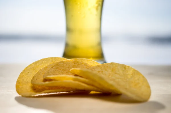 Пиво и чипсы — стоковое фото