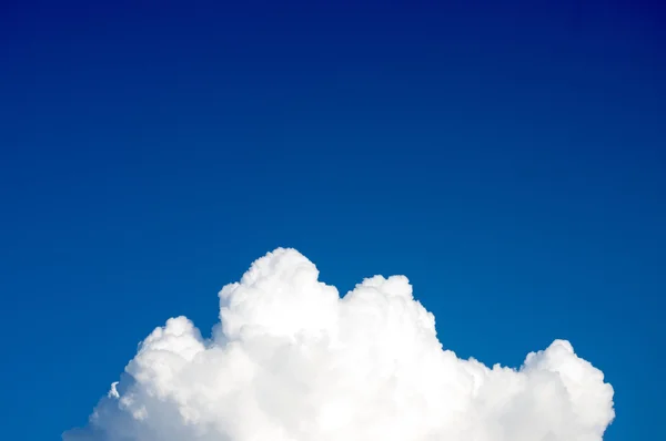 Grandes nuvens brancas contra um céu azul — Fotografia de Stock