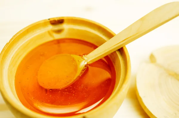 Honey in a wooden bowl — Stock Photo, Image