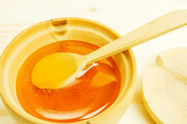 Honung i en träskål — Stockfoto