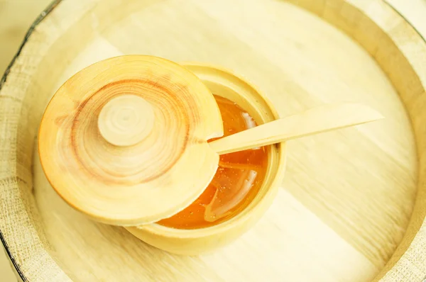 Miele in ciotola di legno — Foto Stock
