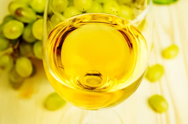 Weißwein und Trauben — Stockfoto