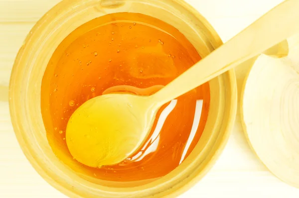Honung i en träskål — Stockfoto