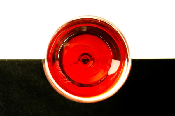 Bicchiere di vino rosso in cima — Foto Stock