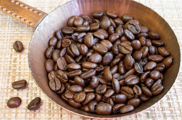 Kávová zrna v měděné pánve — Stock fotografie