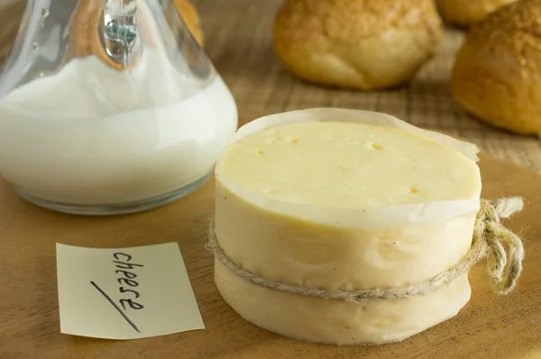 Testa di formaggio e bottiglia di latte — Foto Stock