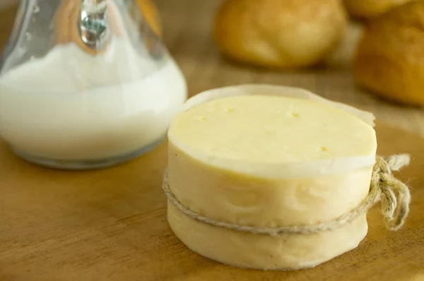 Testa di formaggio e bottiglia di latte — Foto Stock