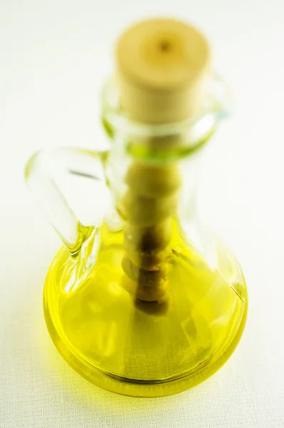 Minyak zaitun dalam botol dengan zaitun — Stok Foto