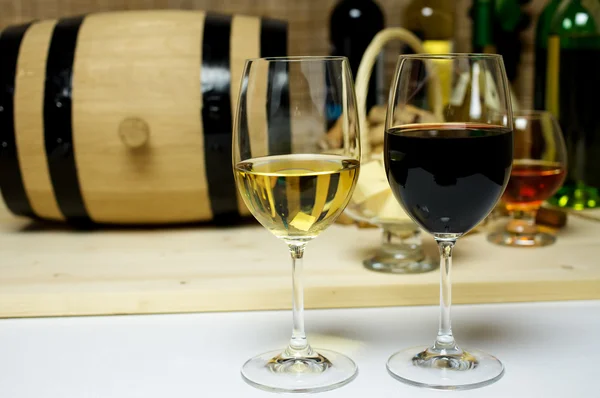 Rot- und Weißwein, Brandy — Stockfoto