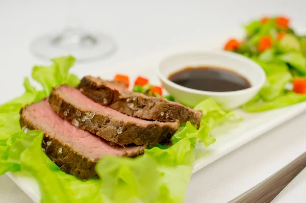 Carne de res frita con verduras — Foto de Stock