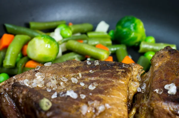 Beef fried with vegetables — Stock Photo, Image