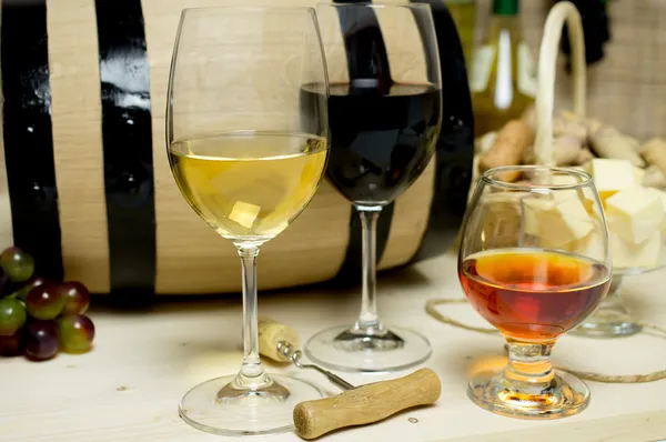 Vin rouge et blanc, brandy — Photo