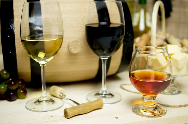 Czerwone i białe wino, brandy — Zdjęcie stockowe