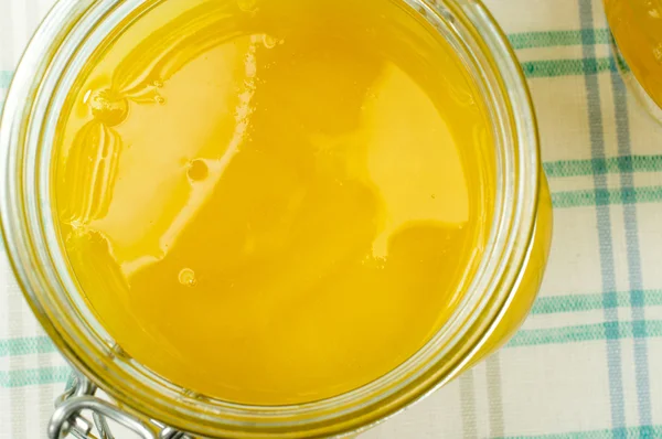 Мед в стеклянной банке — стоковое фото