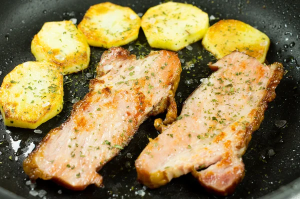 Bacon and potatoes in the pan. — Stock Photo, Image