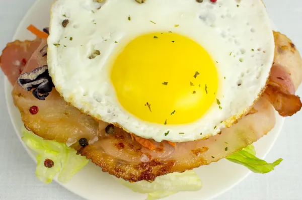 Hambúrguer com ovos fritos e bacon — Fotografia de Stock