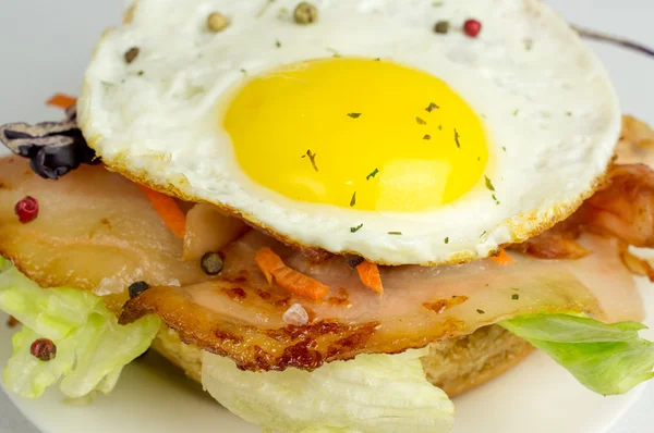 Hambúrguer com ovos fritos e bacon — Fotografia de Stock