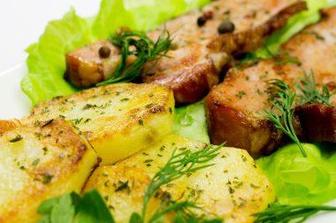 Kızarmış domuz pastırması ve patates