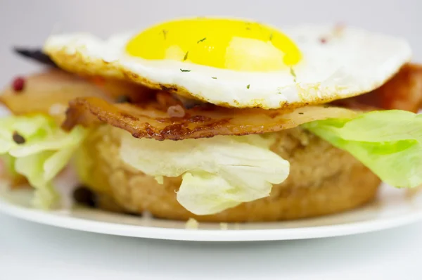 Hambúrguer com ovos fritos e bacon — Fotografia de Stock
