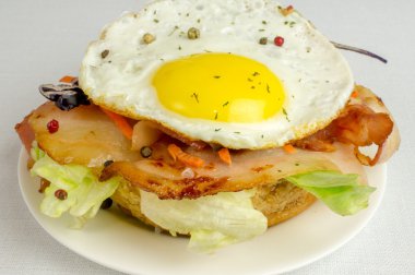 Burger sahanda yumurta ve domuz pastırması