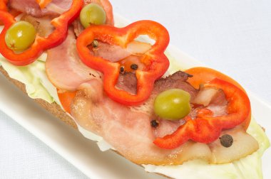 domuz eti ve sebze ile sandviç