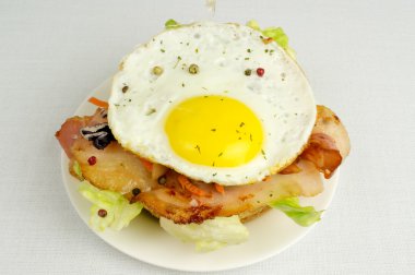 Burger sahanda yumurta ve domuz pastırması