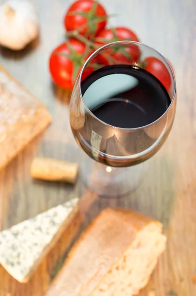 Red wine, cheese, bread — Stock Photo, Image