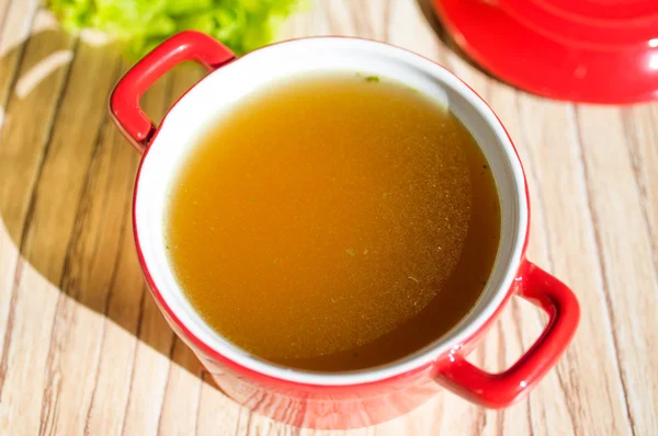 Hühnerbrühe, Brühe, klare Suppe. — Stockfoto