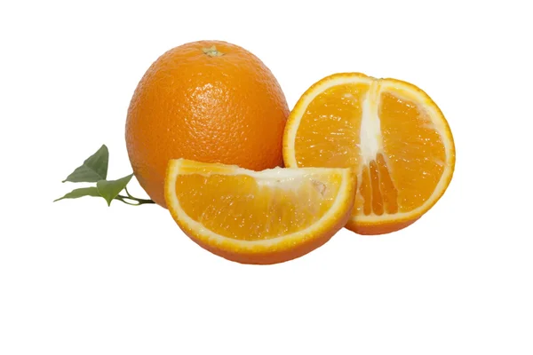 Dos naranjas jugosas maduras con hojas verdes —  Fotos de Stock