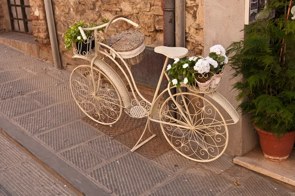 Старий білий велосипед на вулиці — стокове фото