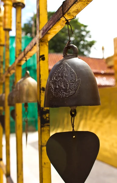 Eine kleine Glocke hängt — Stockfoto