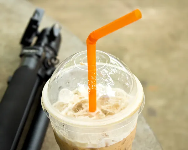 Buzlu kahve ve tripod — Stok fotoğraf