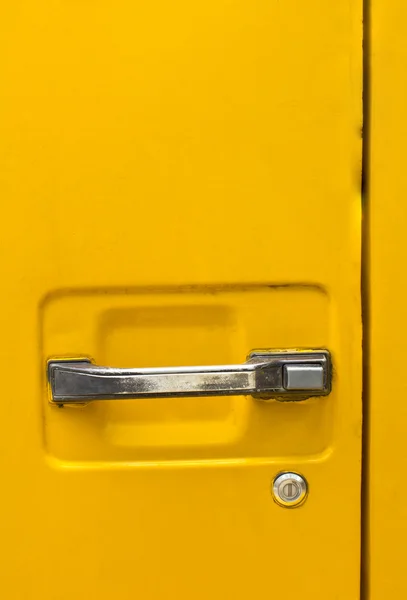 Poignée de porte voiture jaune — Photo