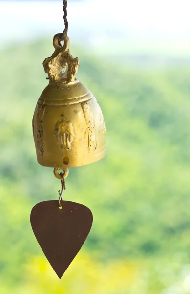 Una pequeña campana colgando — Foto de Stock