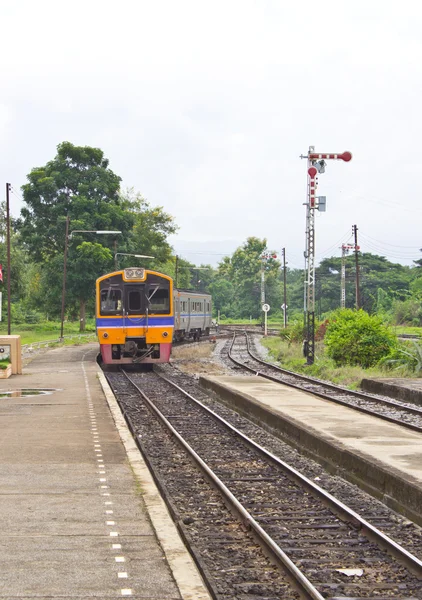 Gelber Zug am Bahnhof — Stockfoto