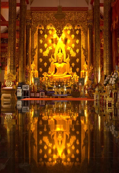 Guldbuddhastaty — Stockfoto