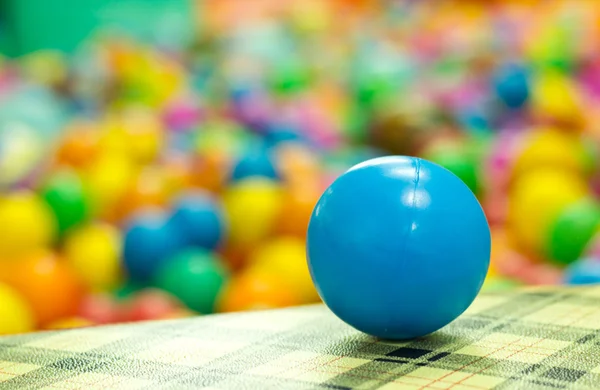 Színes műanyag labdák — Stock Fotó