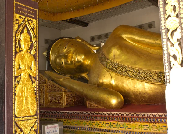 Den stora gyllene liggande Buddhaen i viktiga templet — Stockfoto