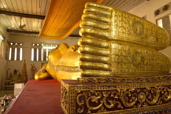 De grote gouden liggende Boeddha in de belangrijke tempel — Stockfoto