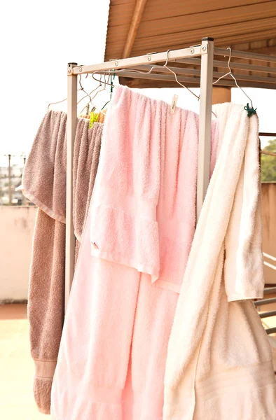 Handdukar på ett klädstreck — Stockfoto
