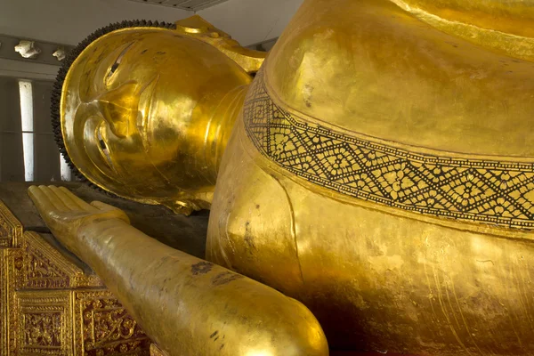 Il grande Buddha sdraiato dorato nel tempio importante — Foto Stock