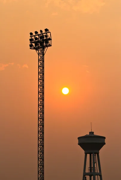 Pôr do sol e holofotes estádio — Fotografia de Stock