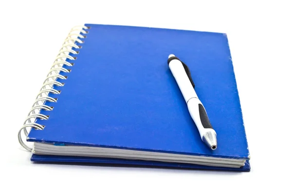 Cuaderno y pluma aislados — Foto de Stock