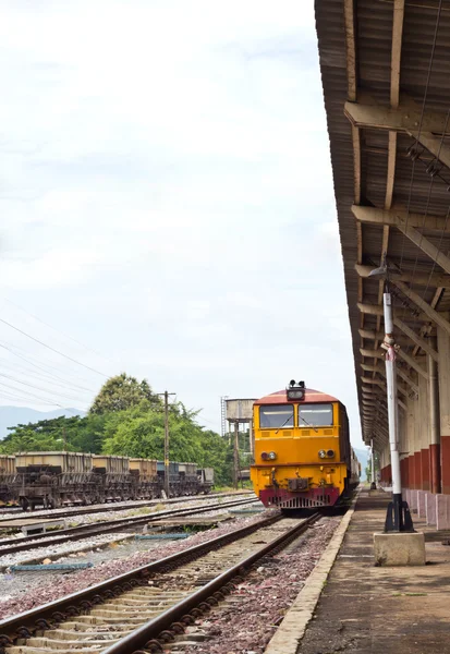 Gele trein staande op het station — Stockfoto