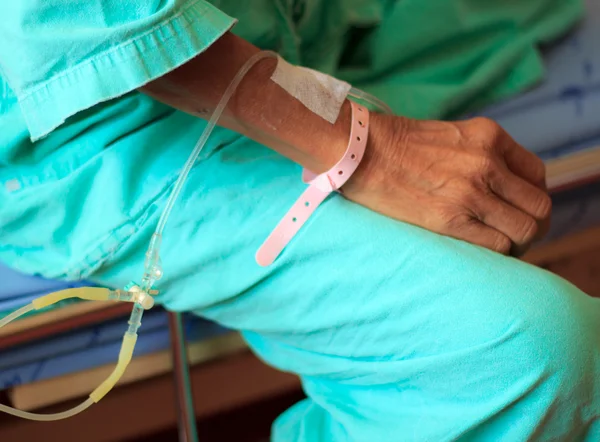 Solução intravenosa em uma mão de pacientes — Fotografia de Stock