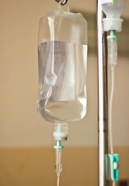 IV мешок висит на металлическом столбе — стоковое фото