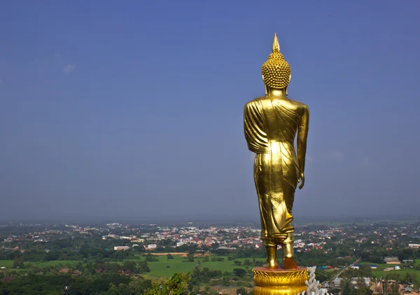 Siyah altın buddha heykeli ve mavi gökyüzü — Stok fotoğraf