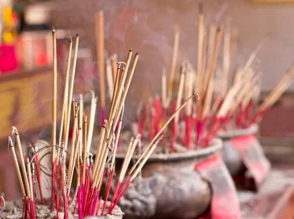 Bruciando bastoncini di incenso — Foto Stock